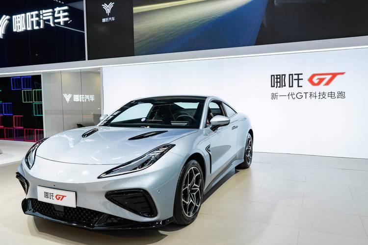 惠州245哪吒汽车在智能汽车领域的表现，领途汽车在新能源汽车市场中的影响力